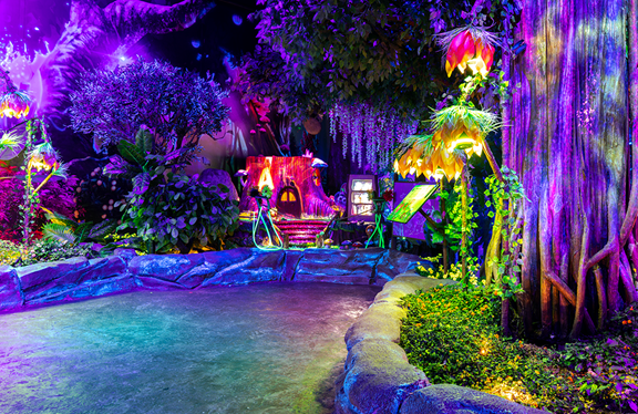 BFLY des Galeries de la Capitale Décor féérique et lumineux du BFLY aux Galeries de la Capitale, avec une ambiance immersive colorée inspirée d’un monde enchanté.