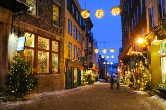 Hôtels JARO Une rue pittoresque du Vieux-Québec illuminée par des décorations féeriques et des lumières scintillantes, créant une ambiance romantique idéale pour une promenade de Saint-Valentin magique à Québec.