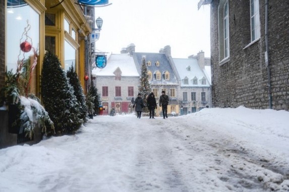 Vieux-Québec Une scène hivernale charmante dans le Vieux-Québec, avec des bâtiments historiques et des rues enneigées, offrant une atmosphère romantique parfaite pour une balade main dans la main à l’occasion de la Saint-Valentin.