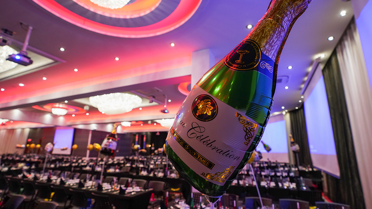 In a spacious and refined room, perfect for hosting unforgettable events at the Plaza des Hôtels JARO.