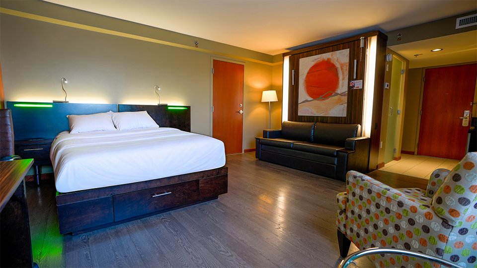 Chambre tendance semi-adaptée avec deux grands lits, un foyer chaleureux, offrant confort et accessibilité à l'Hôtel Must.