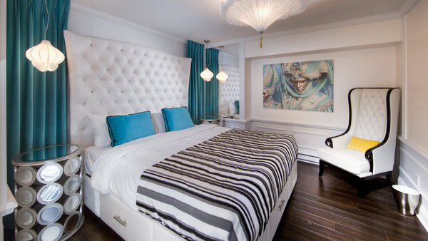 Suite Présidentielle Topaz, 4 ½ pièces somptueusement décorées avec un foyer au design sophistiqué, offrant une ambiance luxueuse et accueillante à l'Hôtel Plaza.