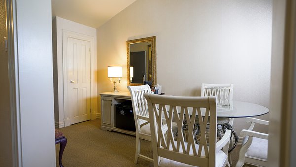 Grande Suite Mezzanine avec bain-tourbillon double, offrant un espace confortable à l'Hôtel Auberge.