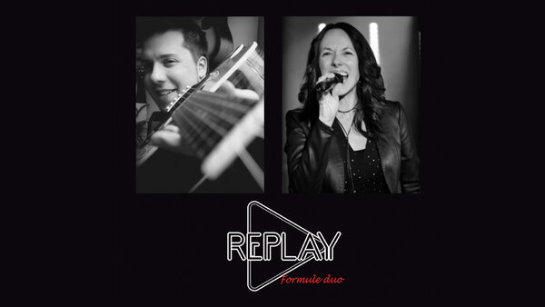 Performance musicale de Replay en formule duo à L'Hôtel Plaza, mettant en vedette un guitariste souriant et une chanteuse passionnée, sur une affiche en noir et blanc élégante