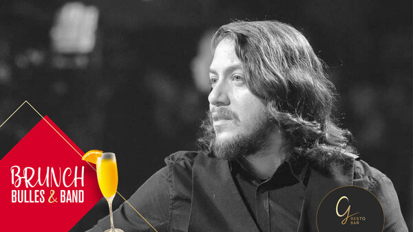 Bashir Dahrieh lors d'une prestation musicale dans un jardin tropical à l'Hôtel Plaza, avec une ambiance décontractée, accompagné du logo Brunch Bulle Band.