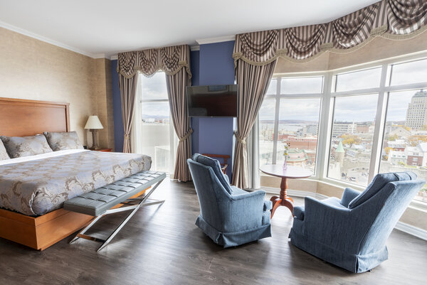 Econo-Comfort room with two double beds, offering a practical and comfortable stay at the Hôtel Auberge.