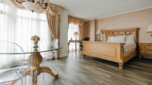 Spacious room at the Palace Royal, with king-size bed, sofa bed and panoramic view of Quebec City.