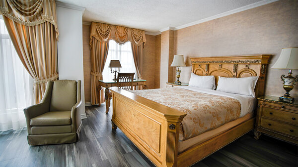 Spacious room at the Palace Royal, with king-size bed, sofa bed and panoramic view of Quebec City.