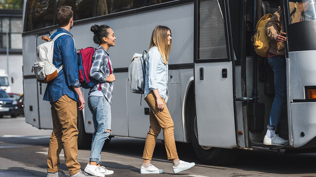 Des voyageurs montent à bord d’un autocar, prêts à découvrir tout ce que Québec et les Hôtels JARO ont à offrir. Parfait pour les groupes, les voyages organisés et les excursions, avec un service personnalisé pour un séjour inoubliable.