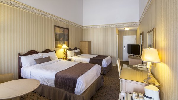 Econo-Comfort room with two double beds, offering a practical and comfortable stay at the Hôtel Auberge.