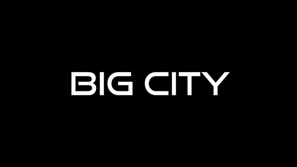 Une présentation musicale à l'Hôtel Plaza. Fond noir avec le texte blanc en majuscules « BIG CITY »