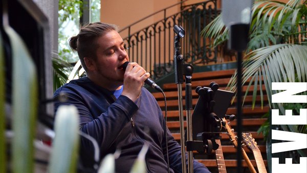 Even en duo lors d'une prestation musicale à l'Hôtel 
