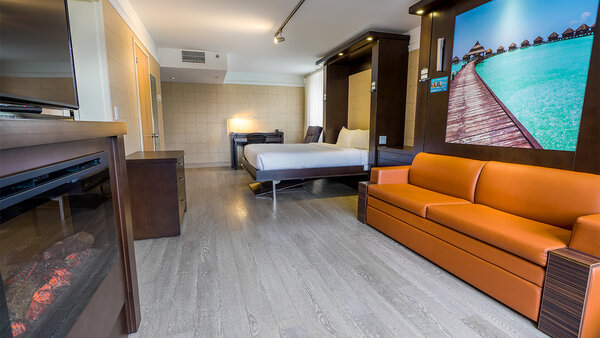 Grande suite à l'Hôtel Québec, avec 3 grands lits et 2 pièces séparées, un foyer chaleureux, offrant un espace luxueux et confortable pour un séjour exceptionnel
