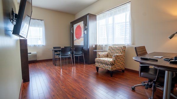 Le Grand Loft-Appartement avec deux salons spacieux, une cuisinette moderne, trois chambres confortables et trois salles de bains, offrant un séjour luxueux et pratique à l'Hôtel Must.