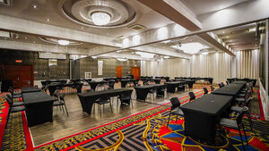 Salle de bal de l'Hôtel Plaza Québec, ornée de lustres scintillants, tapis coloré et disposition élégante pour événements et réceptions