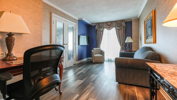 Suite familiale au Palace Royal, comprenant deux lits et un téléviseur, offrant confort et espace