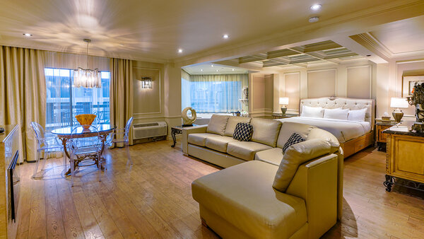 Suite Nuptiale de l'Hôtel Québec Inn, avec très grand lit, divan-lit, bain à remous, grande douche et balcon offrant une vue sur le jardin intérieur