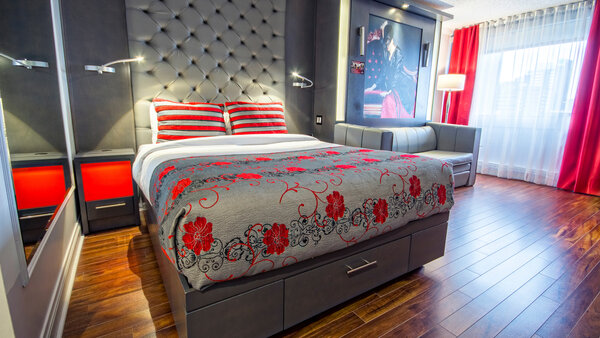 Contemporary room with red and black decor, including two large beds at the Hôtel Plaza
