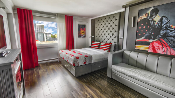 Interior of an elegant Privilege room with two king-size beds, a cozy fireplace and a multi-jet shower, offering a refined, luxurious setting for an unforgettable stay at the Plaza Hotel.