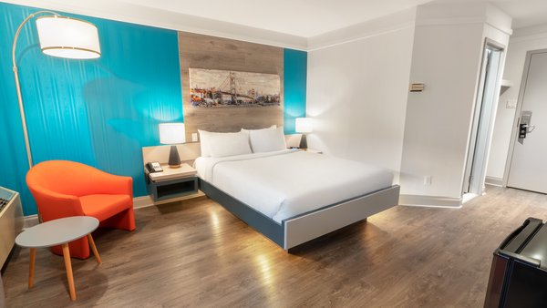 Traditional room with double bed, desk and TV, overlooking the restaurant at the Quebec Inn.