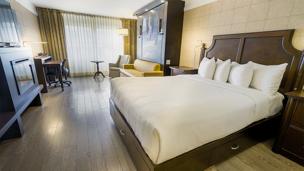 Confort room adapted to Hôtel Québec, with two queen-size beds, fireplace and TV, offering a warm, spacious setting for an exceptional stay.