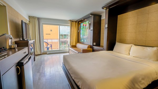 Spacious suite at Hôtel Québec, including 3 queen beds and 2 rooms with fireplace, offering a comfortable and elegant setting for a memorable stay.