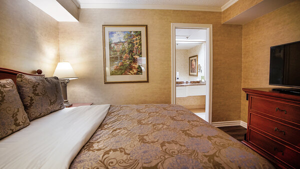 Large room at the Palace Royal with bed, sofa bed and TV, garden view