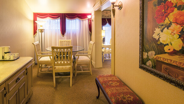 Grande Suite Mezzanine avec bain-tourbillon double, offrant un espace confortable à l'Hôtel Auberge.