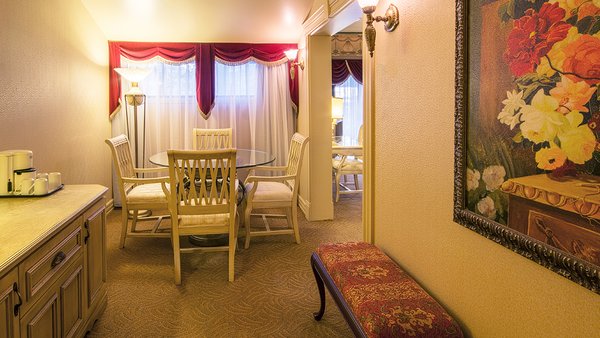 Grande Suite Mezzanine avec bain-tourbillon double, offrant un espace confortable à l'Hôtel Auberge.