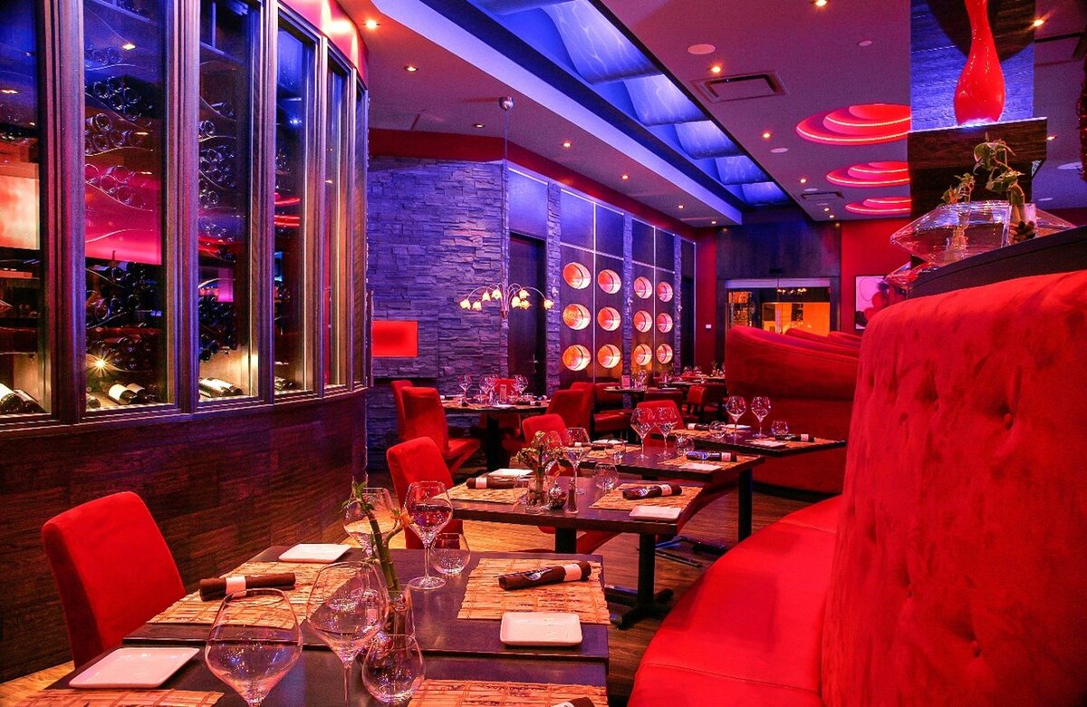 Restaurant Ginger à l’Hôtel Plaza Ambiance feutrée et élégante du restaurant Ginger à l’Hôtel Plaza, offrant un cadre idéal pour un repas gastronomique ou un cocktail.
