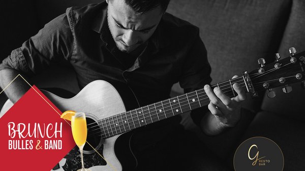 Thierry Gomez jouant de la guitare acoustique lors d'une prestation musicale à L'Hôtel Plaza.