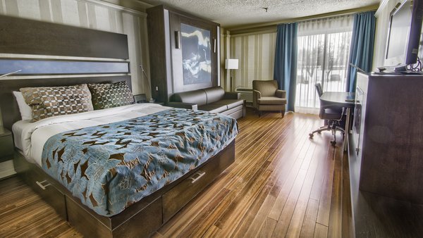 Chambre contemporaine spacieuse avec deux grands lits et une télévision, offrant confort et modernité au Québec Inn