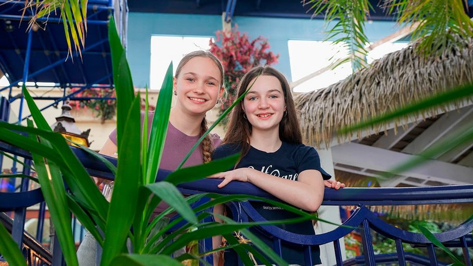 Ambiance festive avec enfants souriants près de la piscine - Promo Pâques aux Hôtels JARO 