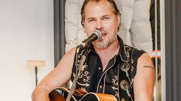 Hillbilly Jeape performing at the Diesel bar, located inside Hôtel Québec Inn, in a lively and energetic atmosphere.