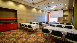 Salle d'événements de l'Hôtel Must, moderne et lumineuse, avec aménagement flexible, idéale pour réunions d'affaires et célébrations privées