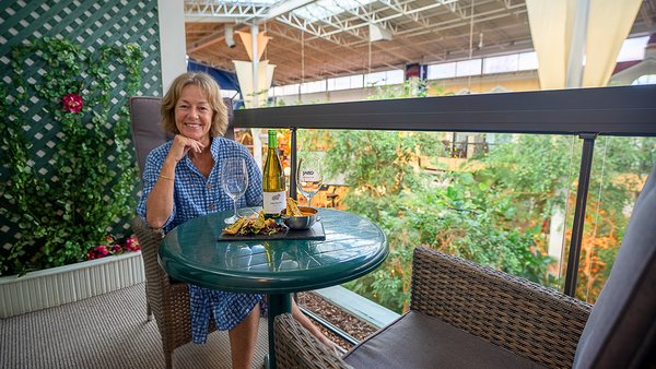 Une vue vibrante surplombant un jardin tropical, représentant la promo "Jardin & Balcon".