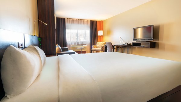 Le Grand Loft-Appartement avec deux salons spacieux, une cuisinette moderne, trois chambres confortables et trois salles de bains, offrant un séjour luxueux et pratique à l'Hôtel Must