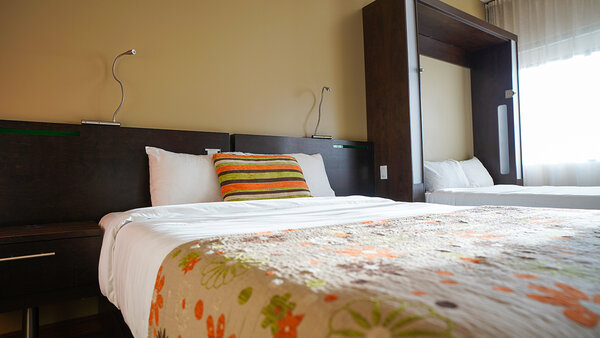 The Grand Loft-Apartment with two spacious living rooms, a modern kitchenette, three comfortable bedrooms and three bathrooms, offering a luxurious and practical stay at the Must Hotel.