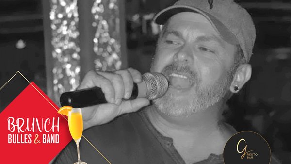 Donald Pearson lors d'une prestation musicale à l'Hôtel Palace, chantant sur scène avec un micro
