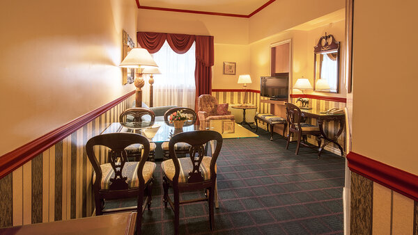 Suite Écono-Familiale avec 3 1/2 pièces et cuisinette, offrant espace et confort idéal pour les familles à l'Hôtel Auberge