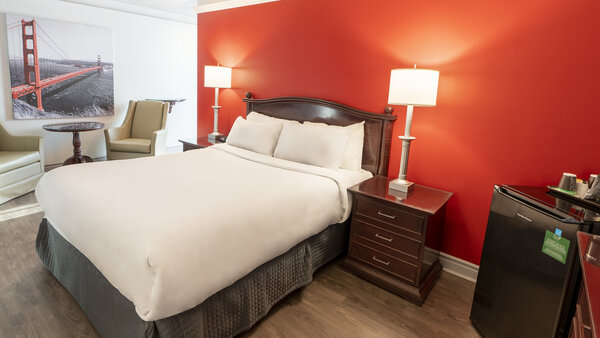 Chambre traditionnelle spacieuse au Québec Inn avec un grand lit, idéale pour un séjour confortable et reposant