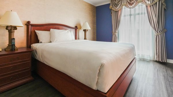 Chambre spacieuse du Palace Royal, avec un grand lit et une vue imprenable sur la ville de Québec