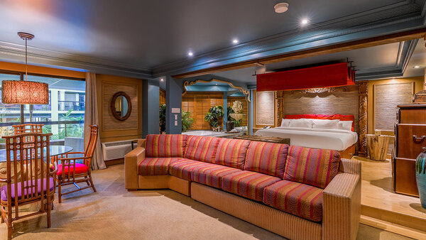 Suite Polynésienne de l'Hôtel Québec Inn, avec très grand lit, bain à remous, salle de bain en marbre et balcon avec vue sur le jardin