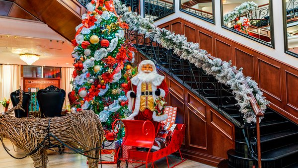 Festive and warm atmosphere of the Hôtels Jaro Holiday Package