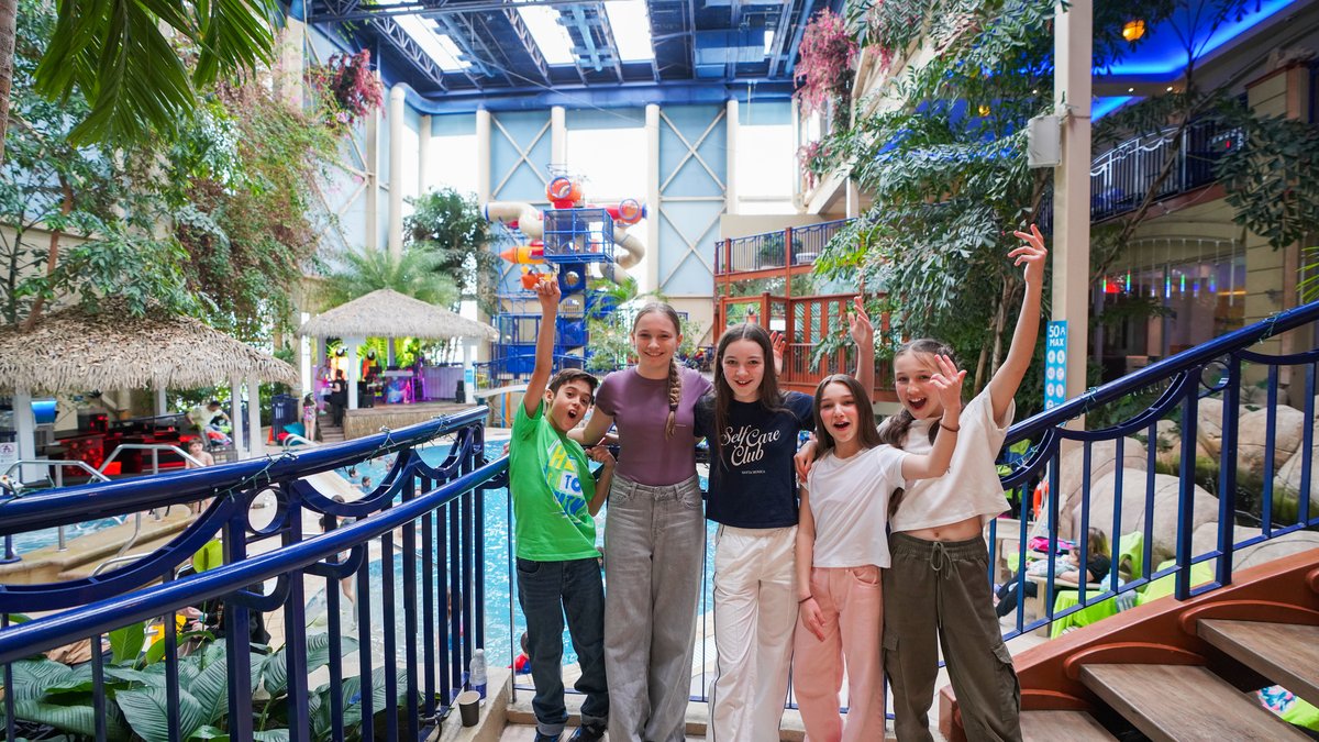 Hôtels JARO Ambiance festive avec enfants souriants près de la piscine - Promo Pâques aux Hôtels JARO