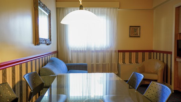 Suite Écono-Familiale avec 3 1/2 pièces et cuisinette, offrant espace et confort idéal pour les familles à l'Hôtel Auberge