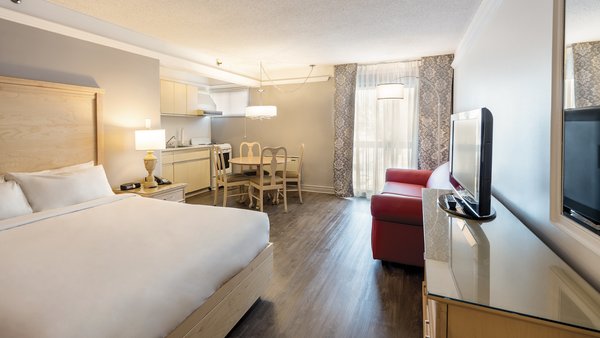 Chambre d'hôtel au Québec Inn avec un lit double, un divan-lit et une télévision