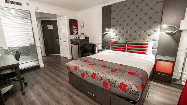 Chambre Privilège au Hôtel Plaza avec un grand lit, un foyer d’ambiance, une douche multijets et un espace de travail élégant. Confort absolu dans un cadre raffiné