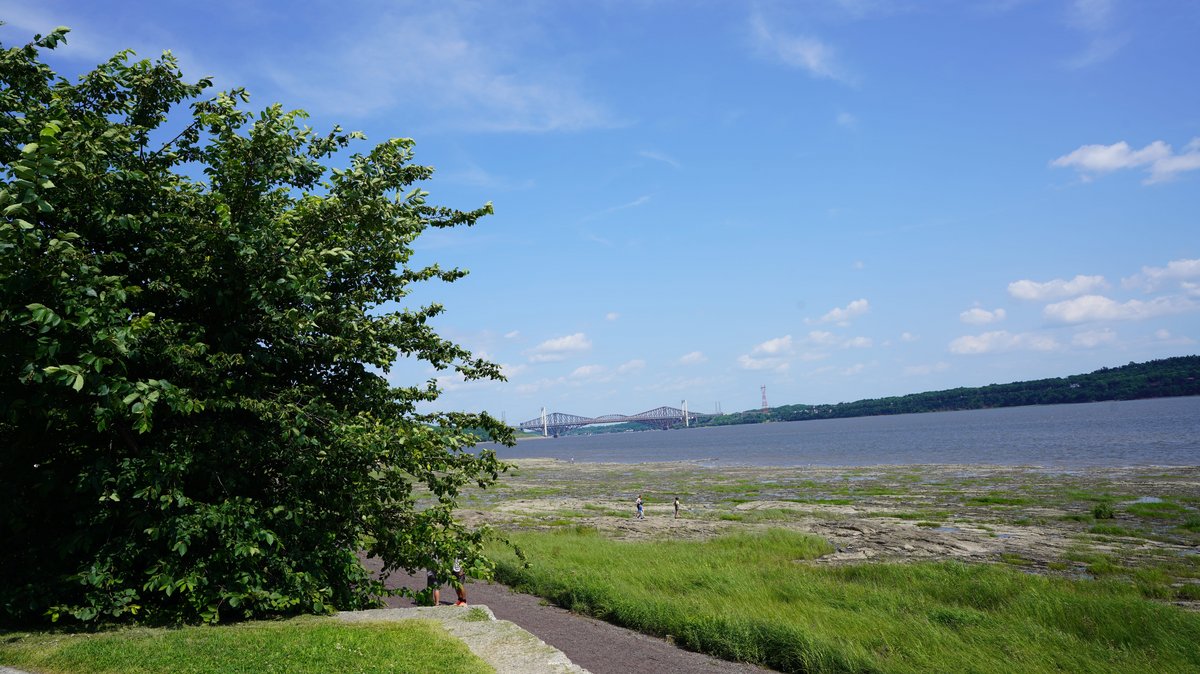 Parc de la Plage-Jacques-cartier Vue panoramique sur le fleuve Saint-Laurent et le pont de Québec depuis le Parc de la Plage-Jacques-Cartier.