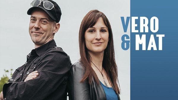 Musical performance by the duo Véronick and Mat, in a friendly, artistic, and relaxed atmosphere, carried by their charm and energy.